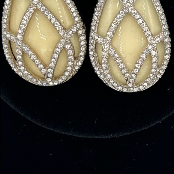 ✨🎊✨ LAURA SPARKLY EARRINGS NWT - Picture 3 of 5